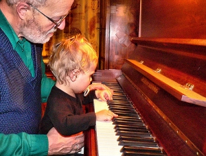 Kind spielt am Piano